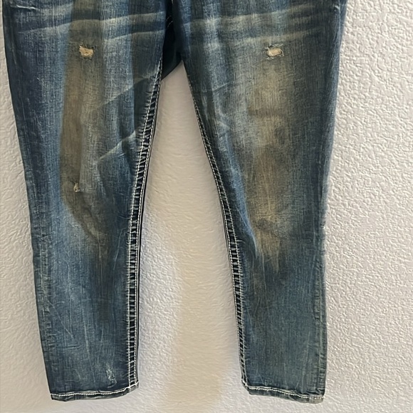 Miss Me Mid-Rise Distressed Bedazzled Thick Hem Easy Crop Size 28 - Picture 4 of 7